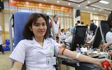 Ngắm những nữ hộ sinh xinh đẹp hiến máu trong ngày lễ tình nhân